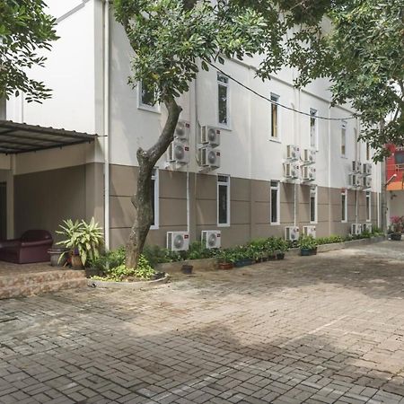 Urbanview Hotel Minongga Pondok Labu By Reddoorz Джакарта Екстер'єр фото