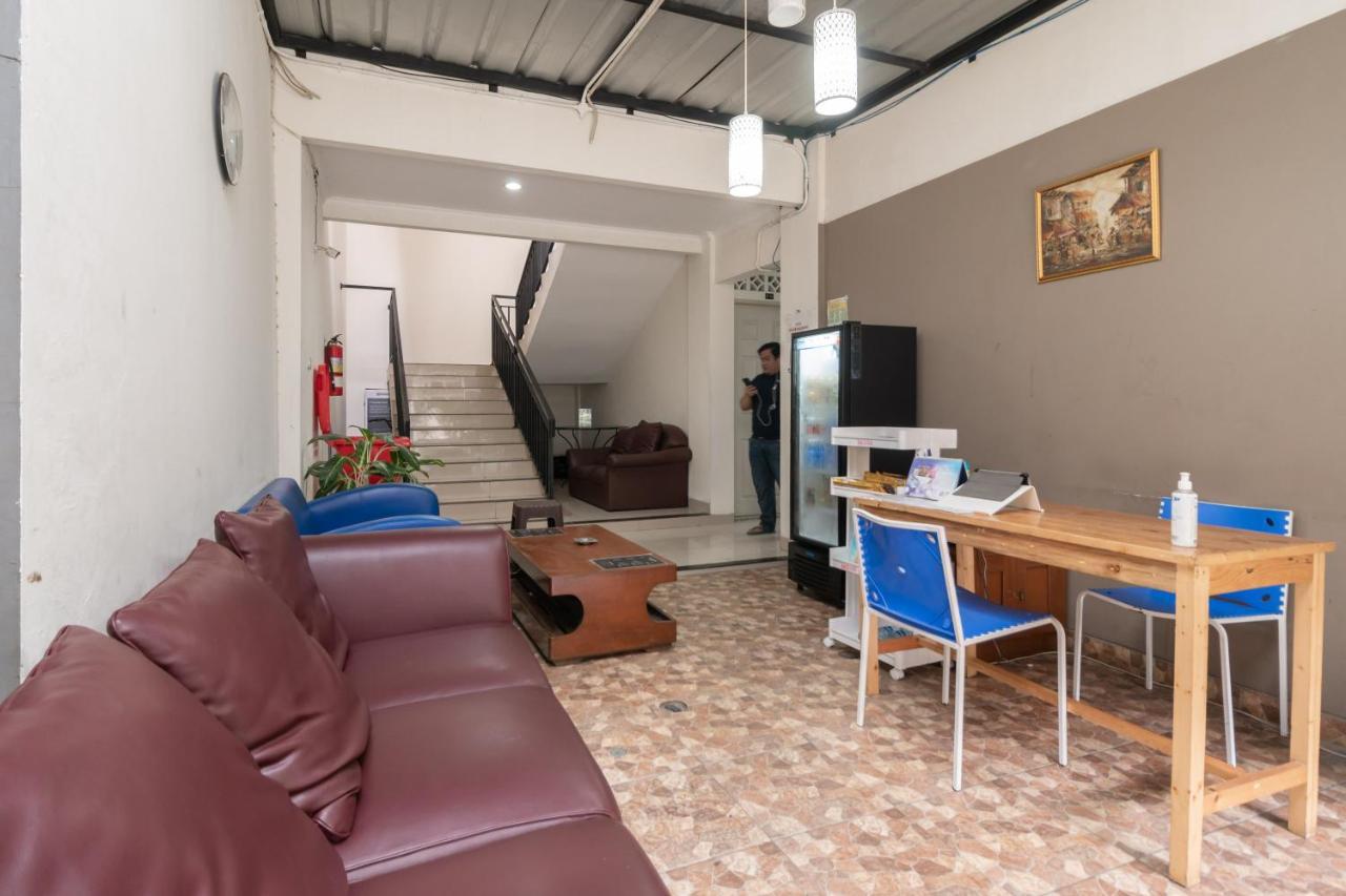 Urbanview Hotel Minongga Pondok Labu By Reddoorz Джакарта Екстер'єр фото