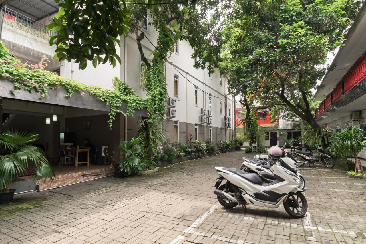Urbanview Hotel Minongga Pondok Labu By Reddoorz Джакарта Екстер'єр фото